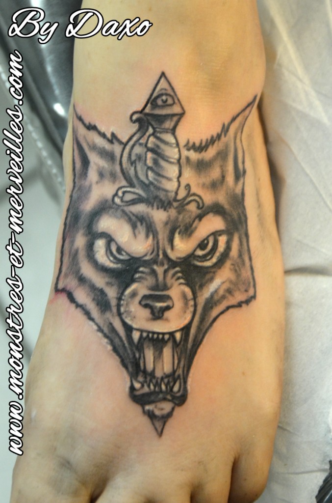 Tatouage de loup sur pied